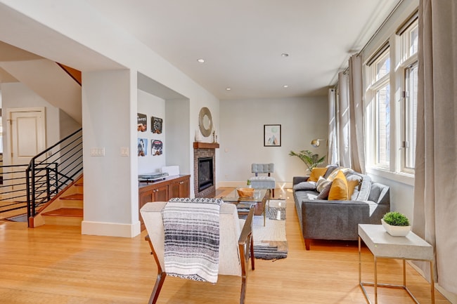 Photo - 551 Cook St