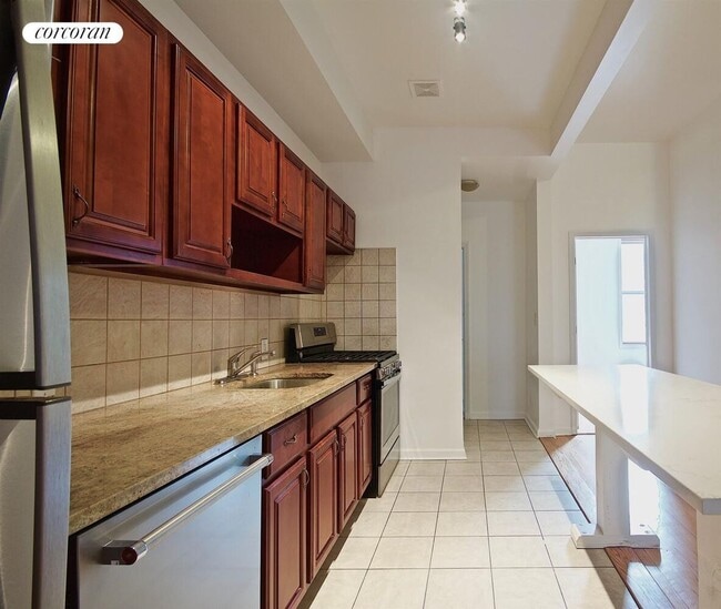 Photo - 784 Halsey St