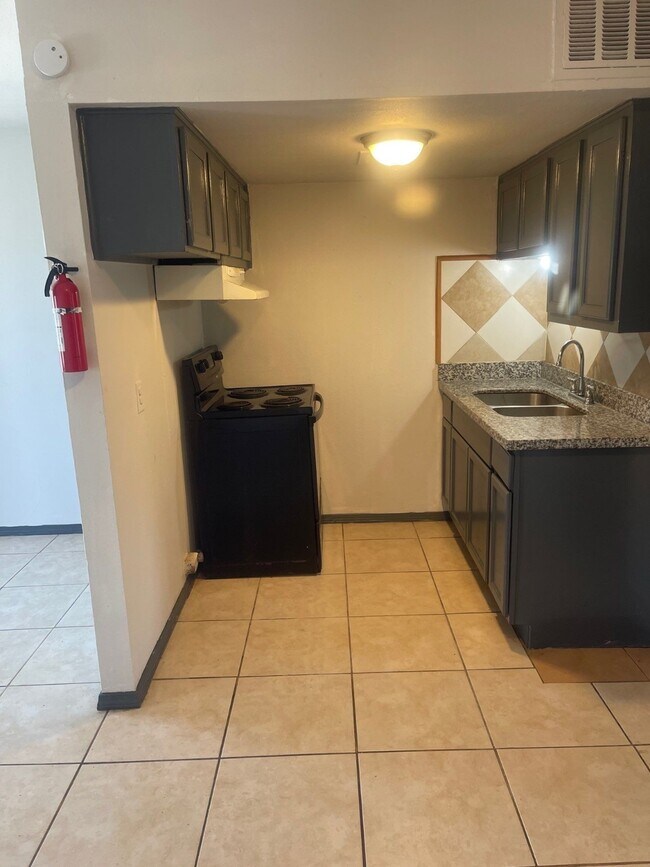 Photo - 1800 N Wayside Dr