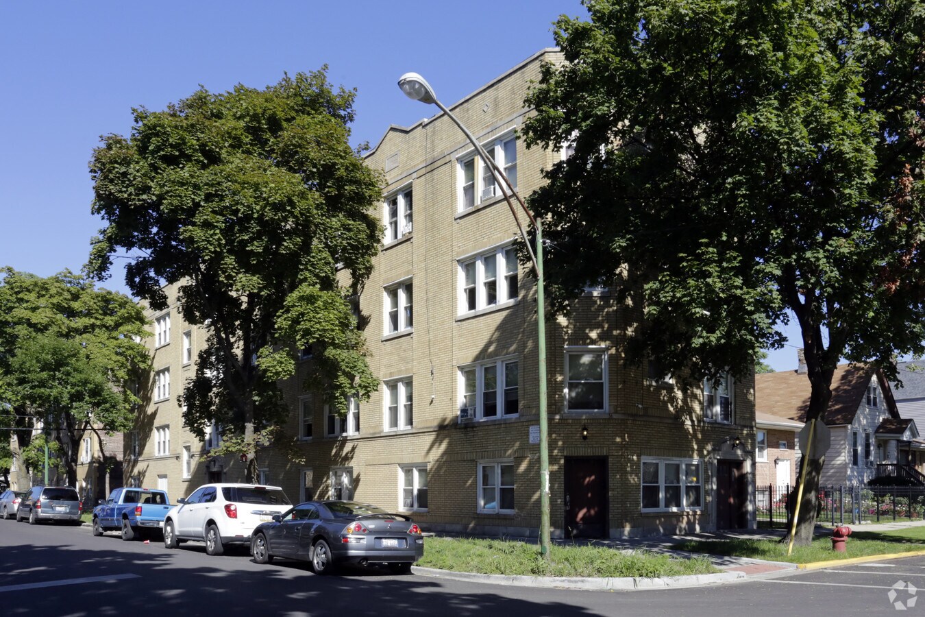 Belmont Cragin - Belmont Cragin Apartments