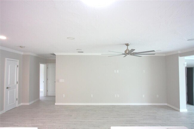 Photo - 306 Island Cir