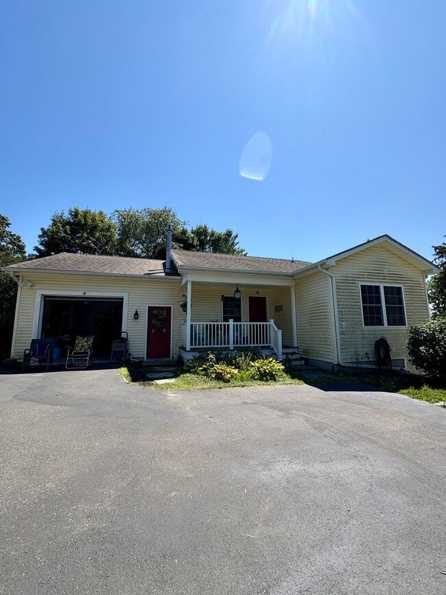 Building Photo - 2 Bed - 1.5 Bath: Single Family in New Lon... Rental