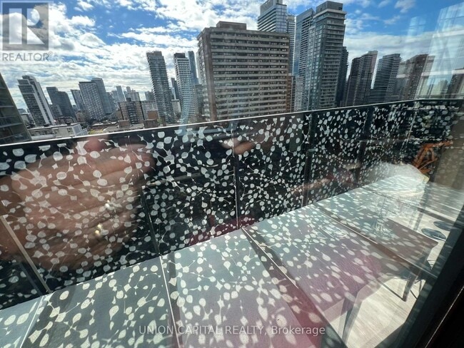 Photo - 55 Charles St E Unité 1406