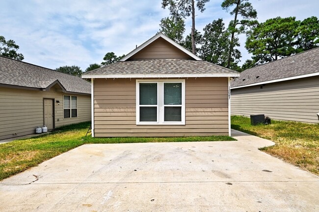 Building Photo - 12085 Canal St Rental
