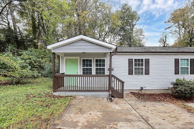 Building Photo - Two Bedroom Duplex Great Features and Comf...