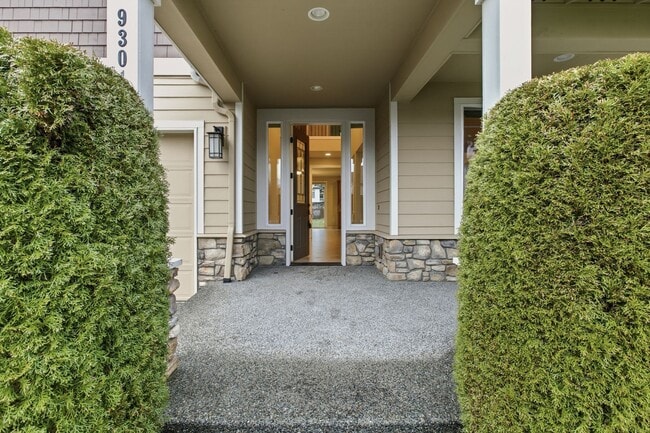 Photo - Gorgeous Kirkland Home w/2 car garage