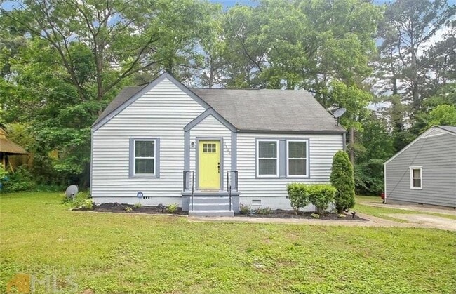 Building Photo - 2133 Pinehurst Dr