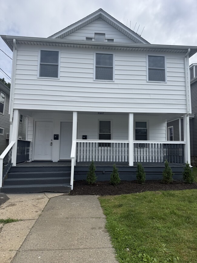 Building Photo - 105 Bridgeport Ave Unit 2