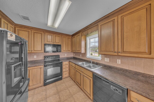 Photo - "Charming 3-Bedroom with 2 Full Baths in Valdosta – Perfect Blend of Comfort and Style!"