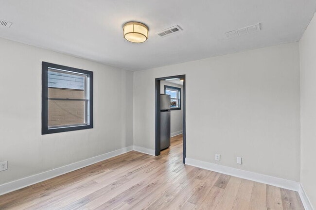 Photo - 934 Garibaldi St SW