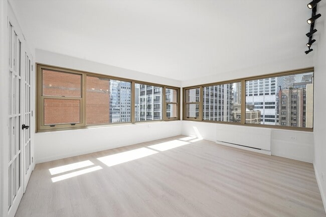 Photo - 247 E Chestnut St Unidad 2004