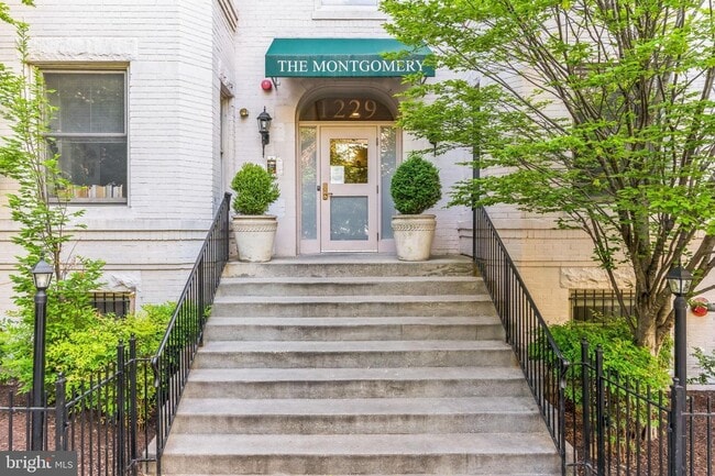 Building Photo - Spectacular 2 LEVEL, 2BR, 2BA unit