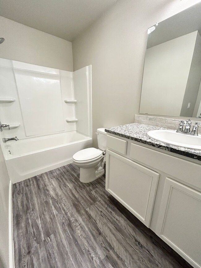 Photo - 3 bed 2 bath Duplex Available