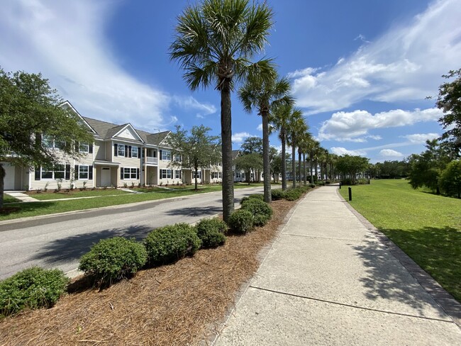 Three Bedroom Townhome w/ Garage & a Great... - Three Bedroom Townhome w/ Garage & a Great...