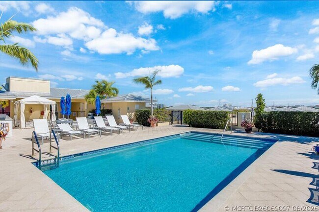 225 NE 1st St Unit 303