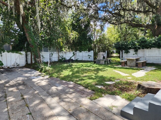 Building Photo - 8017 Oakwood St