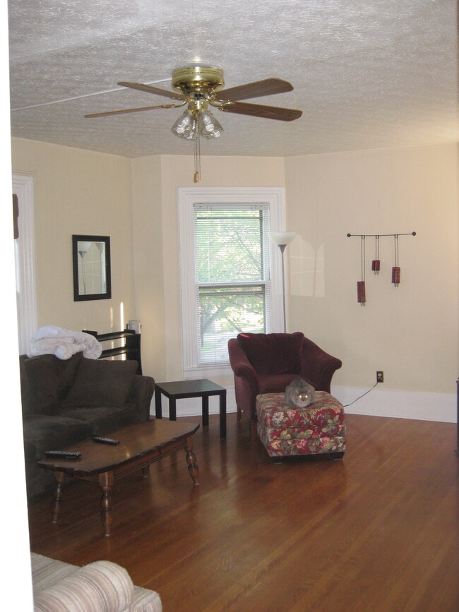 Building Photo - 17 S Goodman St Unit #2 2nd Flr