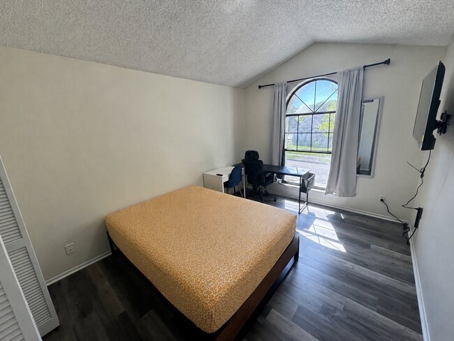 3432 Hillmont Cir