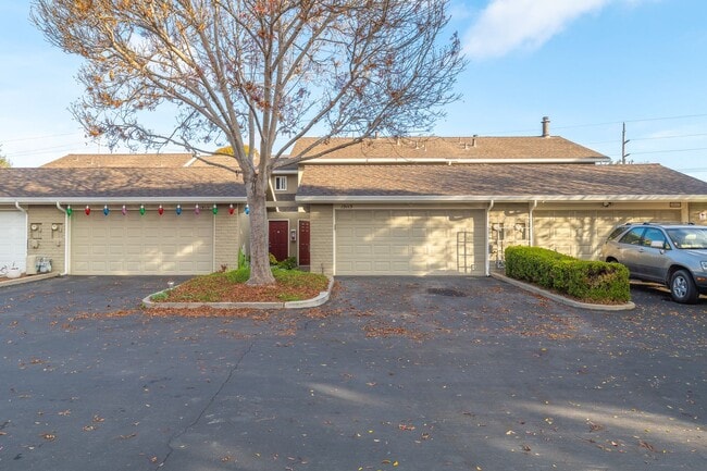 Building Photo - Charming 3-Bedroom Condo in Creekside Village – Prime Location!