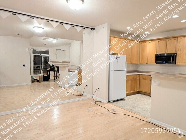 Building Photo - Bright Top Floor Condo with Vaulted Ceilin... Unit 306