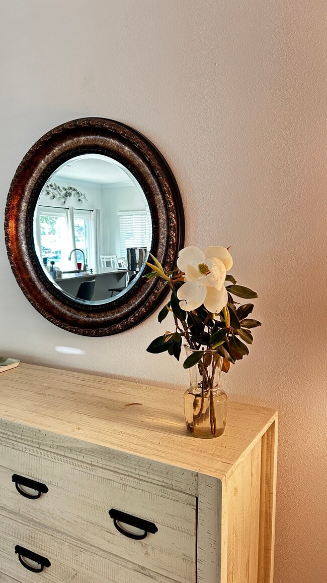 Photo - 1115 N B St