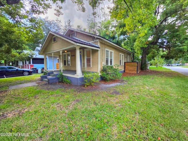 Photo - 3058 Phyllis St