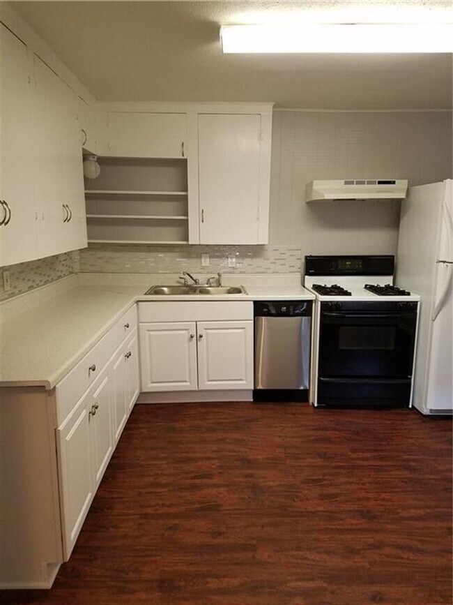 Photo - 4 bedroom 2 bath Unit 4500 AVENUE D #A