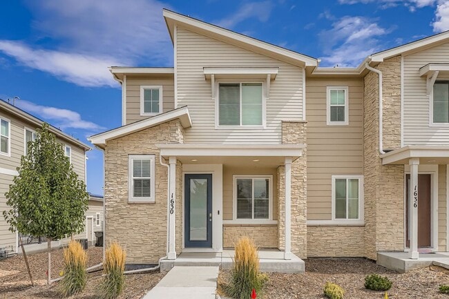 Building Photo - Beautiful Townhome- Great location off Tow...