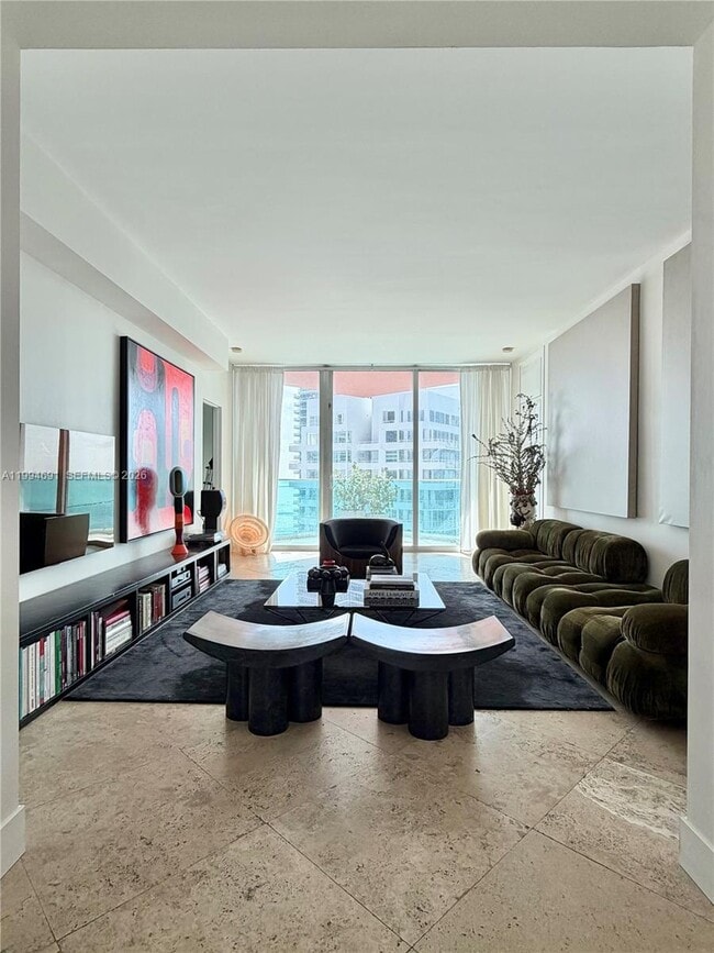 Building Photo - 300 South Pointe Dr Unit 2106