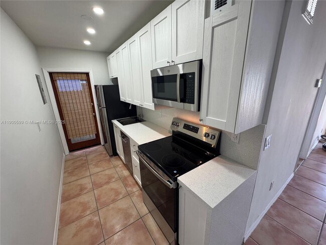Photo - 8300 Byron Ave Unidad 5