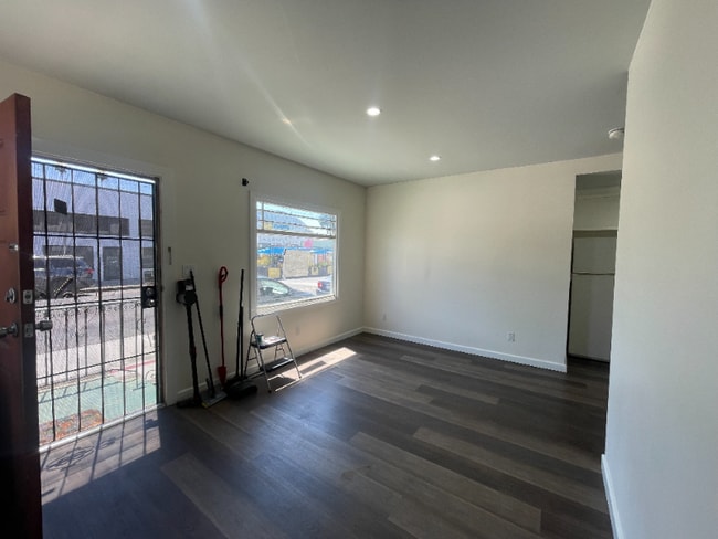 Photo - 2033 E 4th St Unidad 2