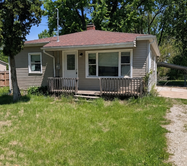 Building Photo - Cozy 2 Bedroom Home With Covered Parking in East Moline!
