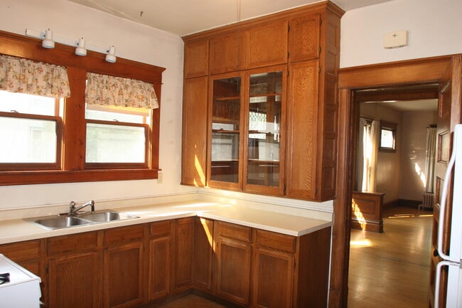 Kitchen with new stove - 1014 17th Ave SE Unit 1