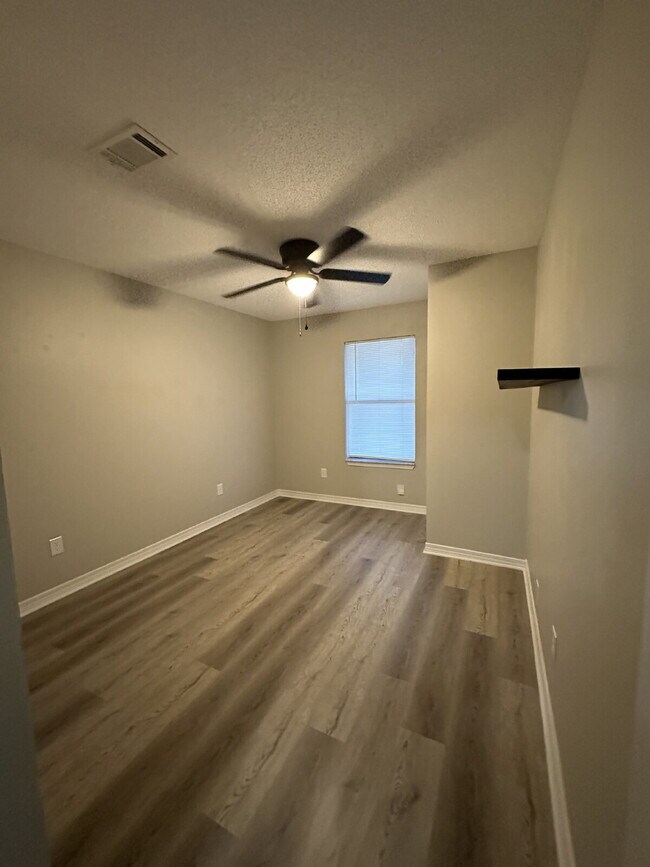 Photo - Renovated 2BR Coastal Apartment in Gulf Breeze – New Granite Counters, LVP Flooring & More! Unidad C