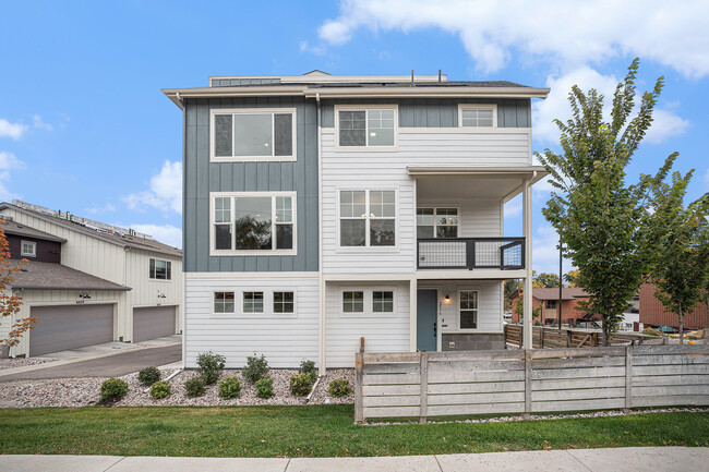 End Unit w/Private Fenced Front Yard - 2856 Kendall St Townhome