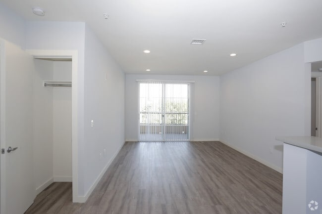 2BR, 2BA - 1031 SF