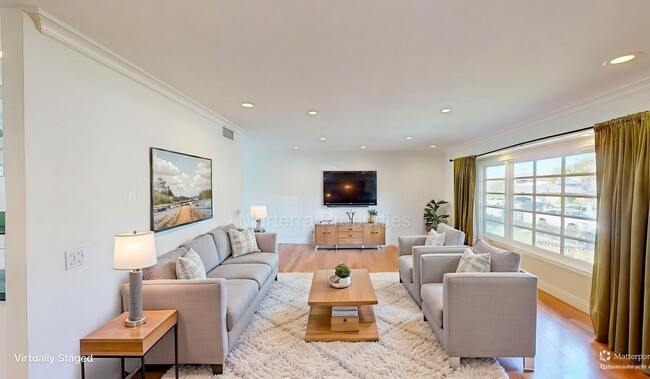 Building Photo - Large Spacious Home with a Pool!