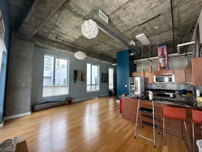 Building Photo - 645 W 9th St Unit 731