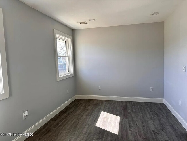Building Photo - 335 Broad St Rental