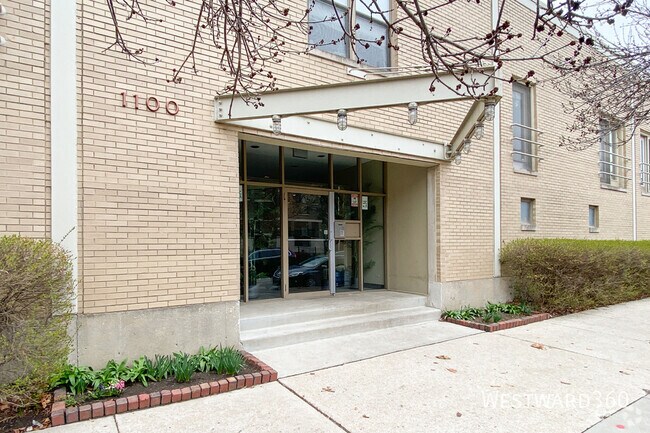 Building Photo - 1100 W Cornelia Ave Unit 102 Rental