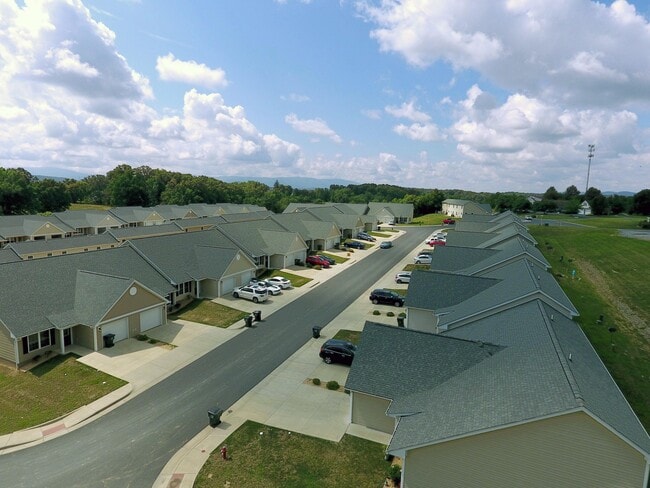 Towns on Imperial - Towns on Imperial Townhomes