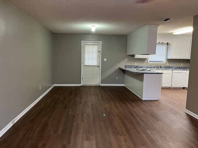 Building Photo - 6107 Vinnie Dr Unit B