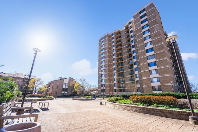 Photo - 102 Monroe St