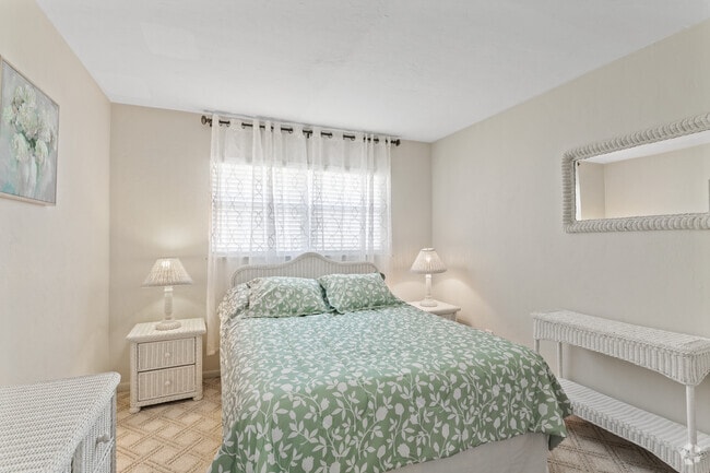 2BR, 2BA - 1040SF - Bedroom