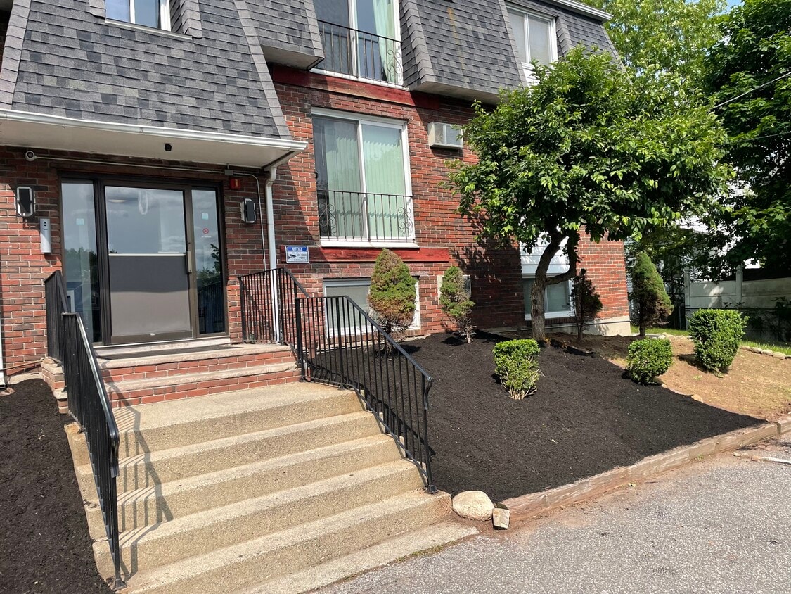 Well maintained, secure building - 215 Mammoth Rd (Lowell, MA)