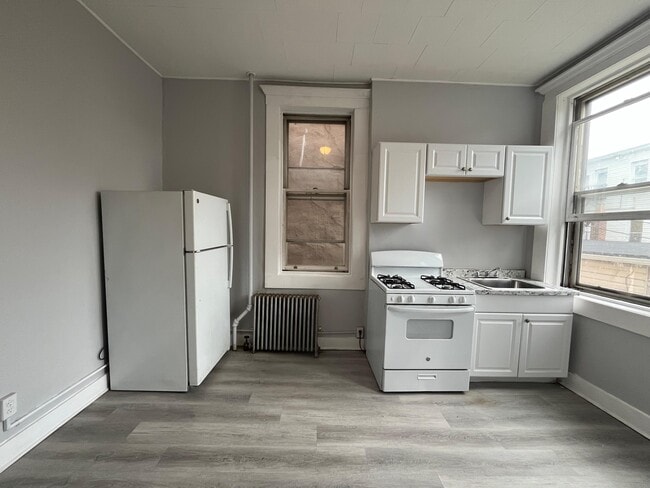 Building Photo - 186 Beacon Ave Unit 3