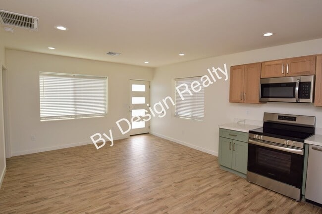 Building Photo - Contemporary 1 Bed 1 Bath with Beautiful Finishes, Private Yard & Off-Street Parking