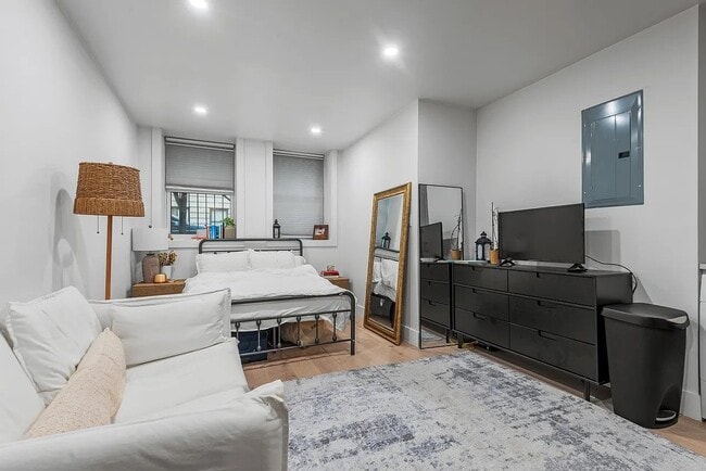 Building Photo - 241 W 75th St Unit 1