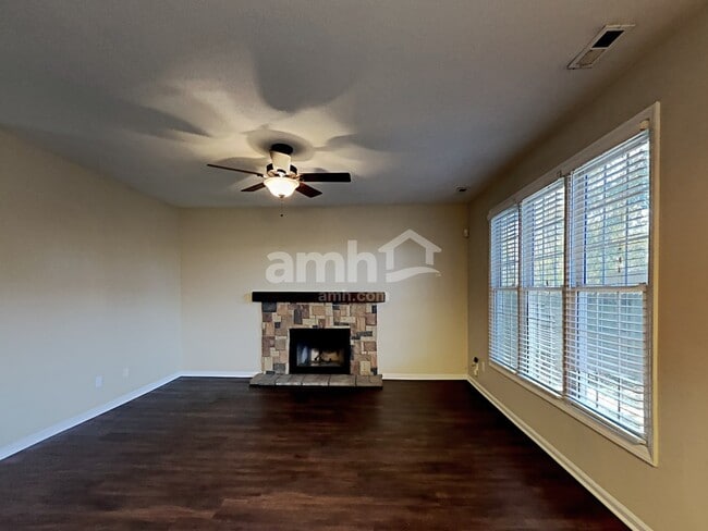 Photo - 537 Hanska Way