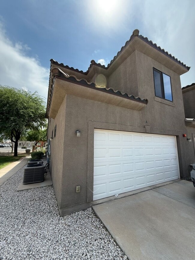 Building Photo - Luxury End Unit in El Dorado Condo for Rent